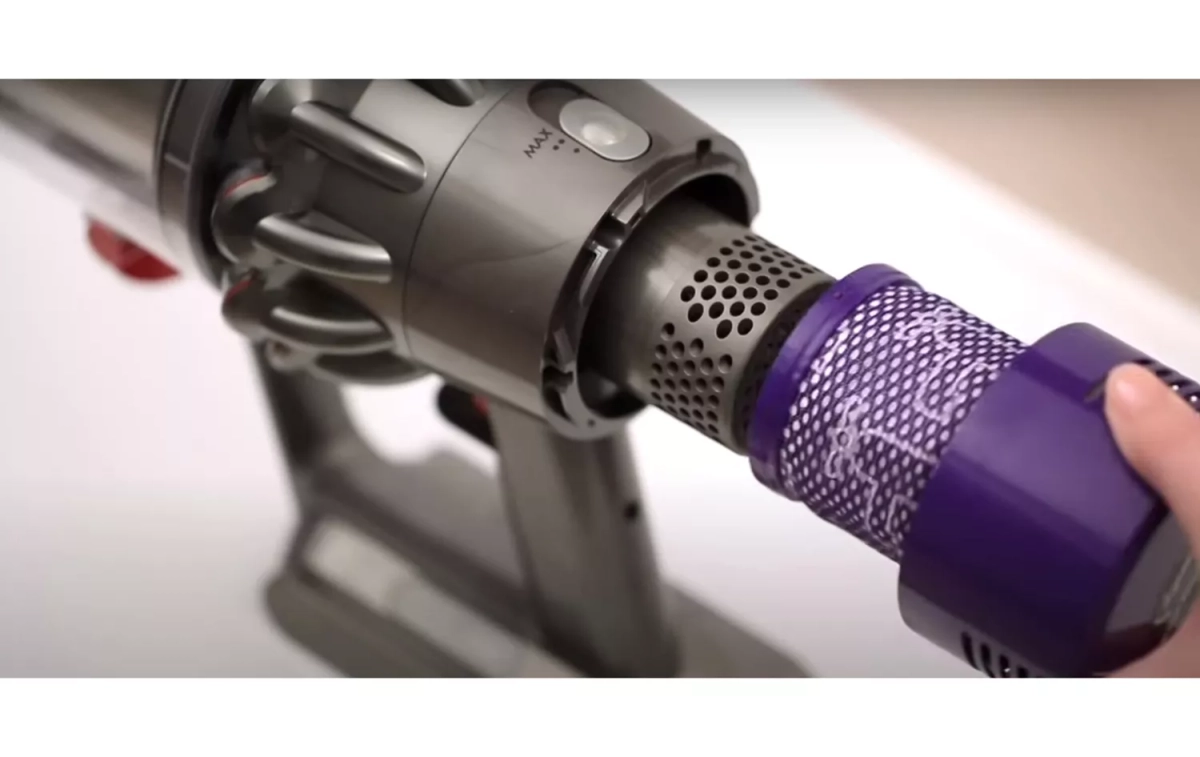 Una persona recoloca el filtro / DYSON - YOUTUBE Una persona recoloca el filtro / DYSON - YOUTUBE