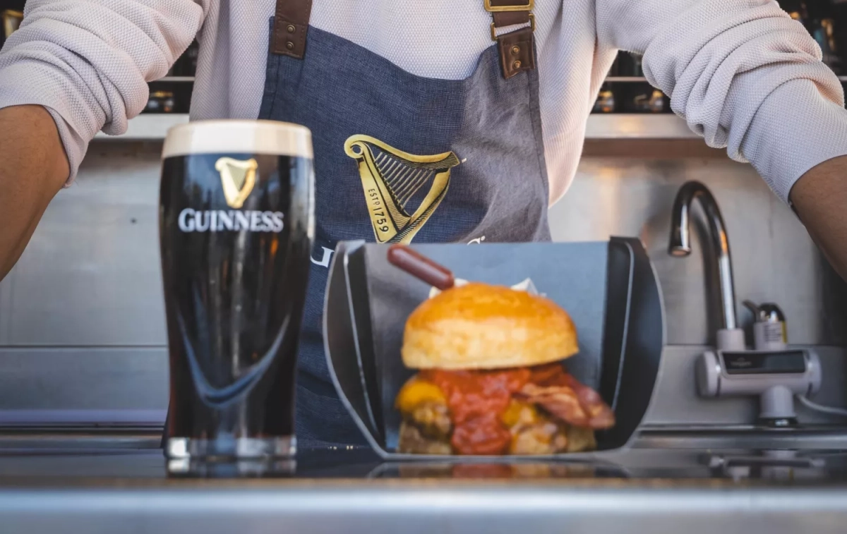 La Guinnes Burger THE CHAMPIONS BURGER La Guinnes Burger THE CHAMPIONS BURGER