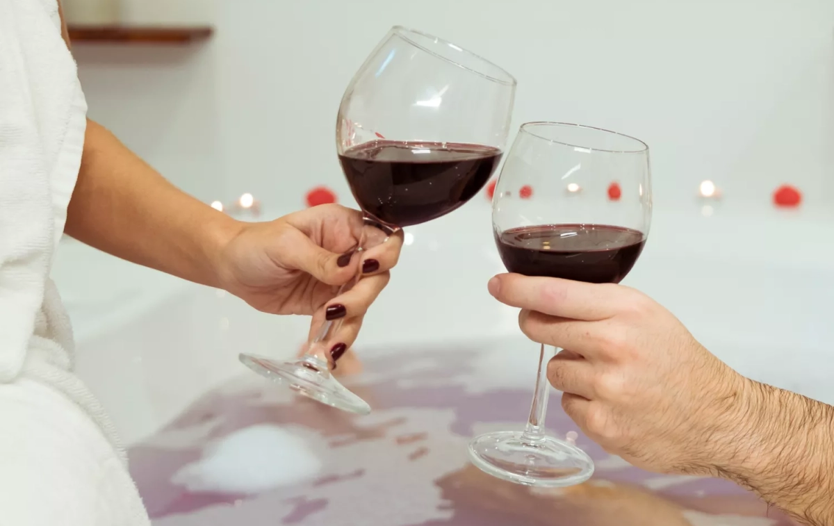 Dos personas brindan con un vino tinto muy similar al de Mercadona / FREEPIK Dos personas brindan con un vino tinto muy similar al de Mercadona / FREEPIK