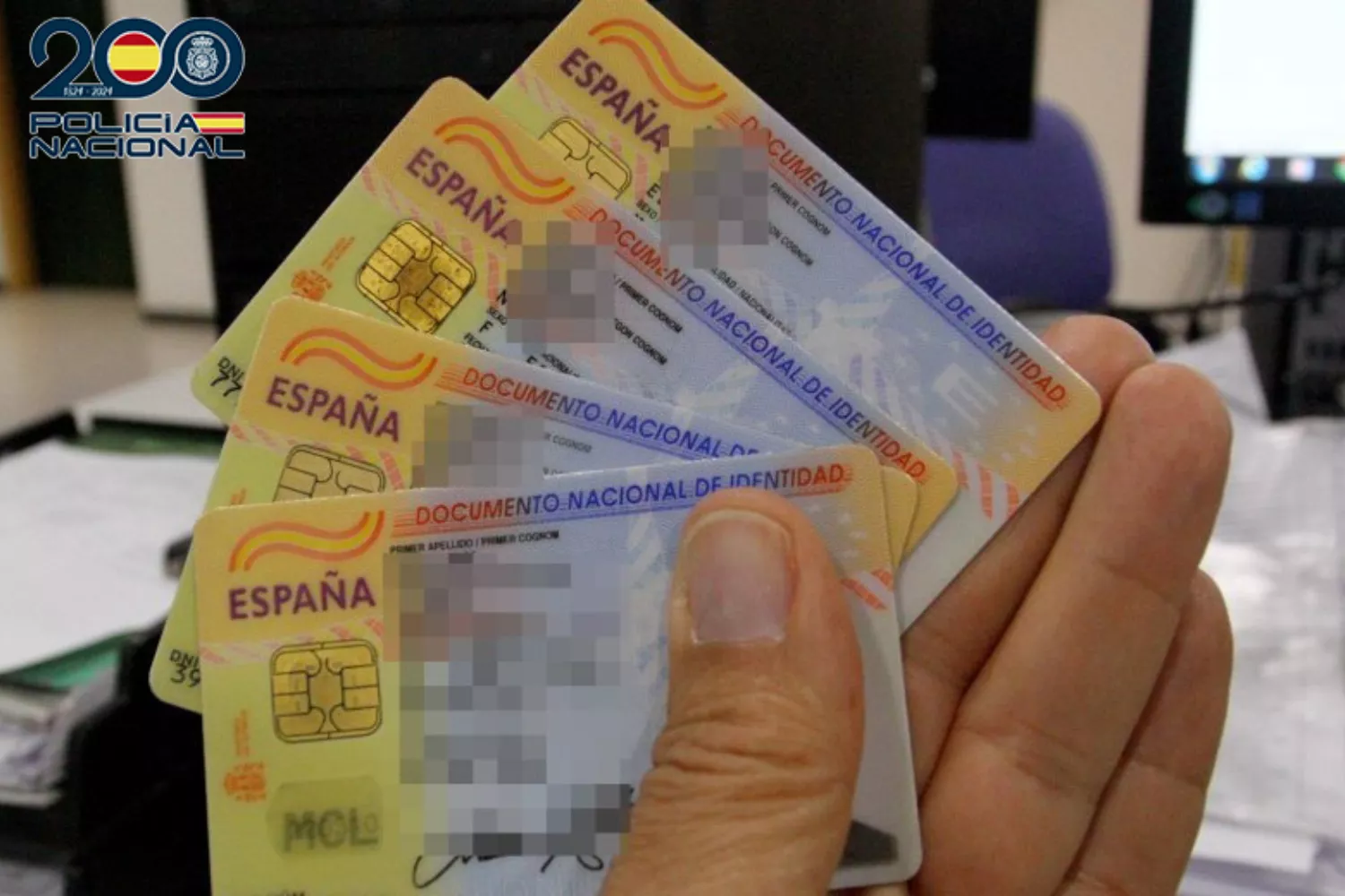 Un Policía sostiene varios DNI falsificados con datos robados - EUROPA PRESS Un Policía sostiene varios DNI falsificados con datos robados - EUROPA PRESS