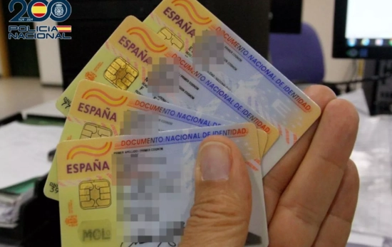 Un Policía sostiene varios DNI falsificados con datos robados - EUROPA PRESS Un Policía sostiene varios DNI falsificados con datos robados - EUROPA PRESS