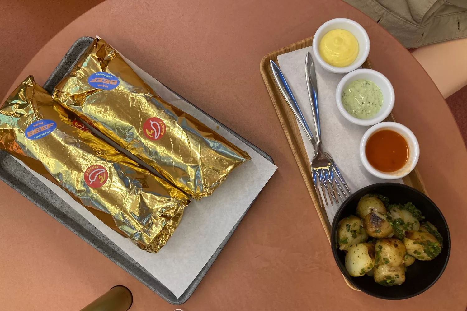 Dos kebabs de Mómö y patatas / ALBERTO ROSA