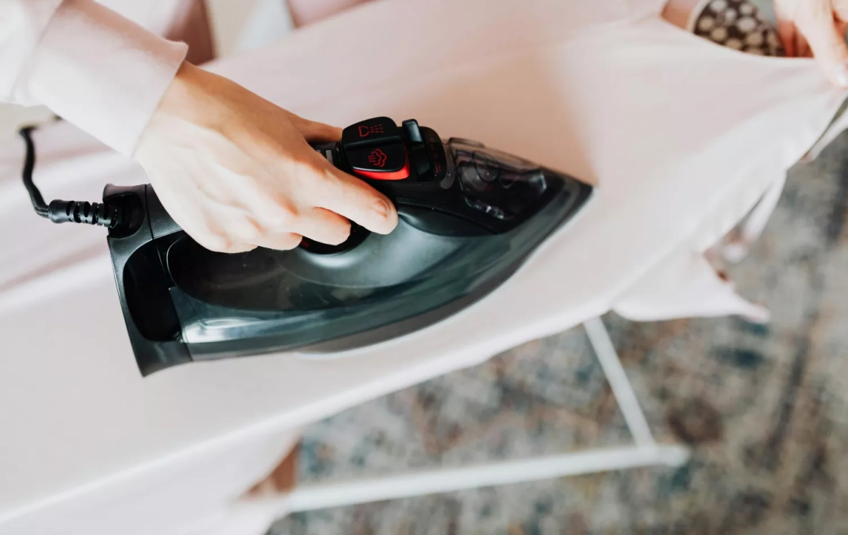 Una persona planchando / PEXELS