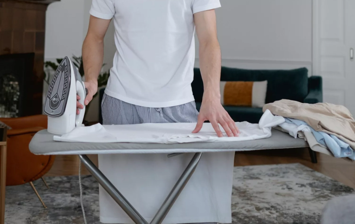 Un joven plancha una prenda / PEXELS Un joven plancha una prenda / PEXELS