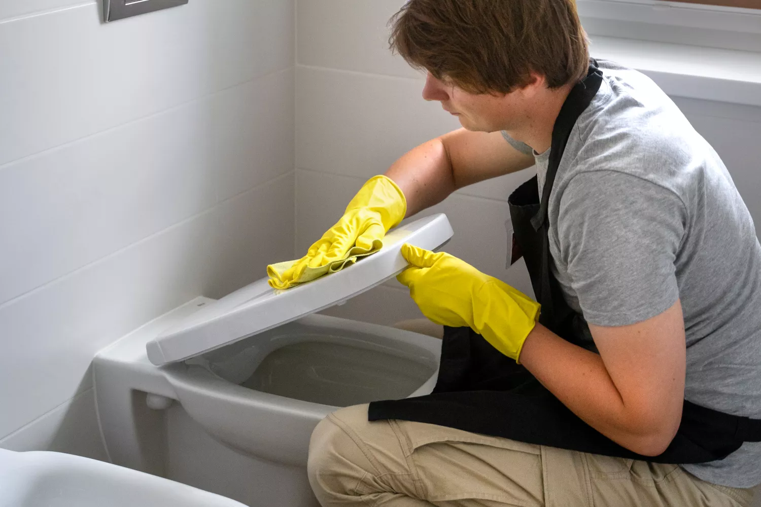Una persona limpia la tapa del baño / FREEPIK Una persona limpia la tapa del baño / FREEPIK