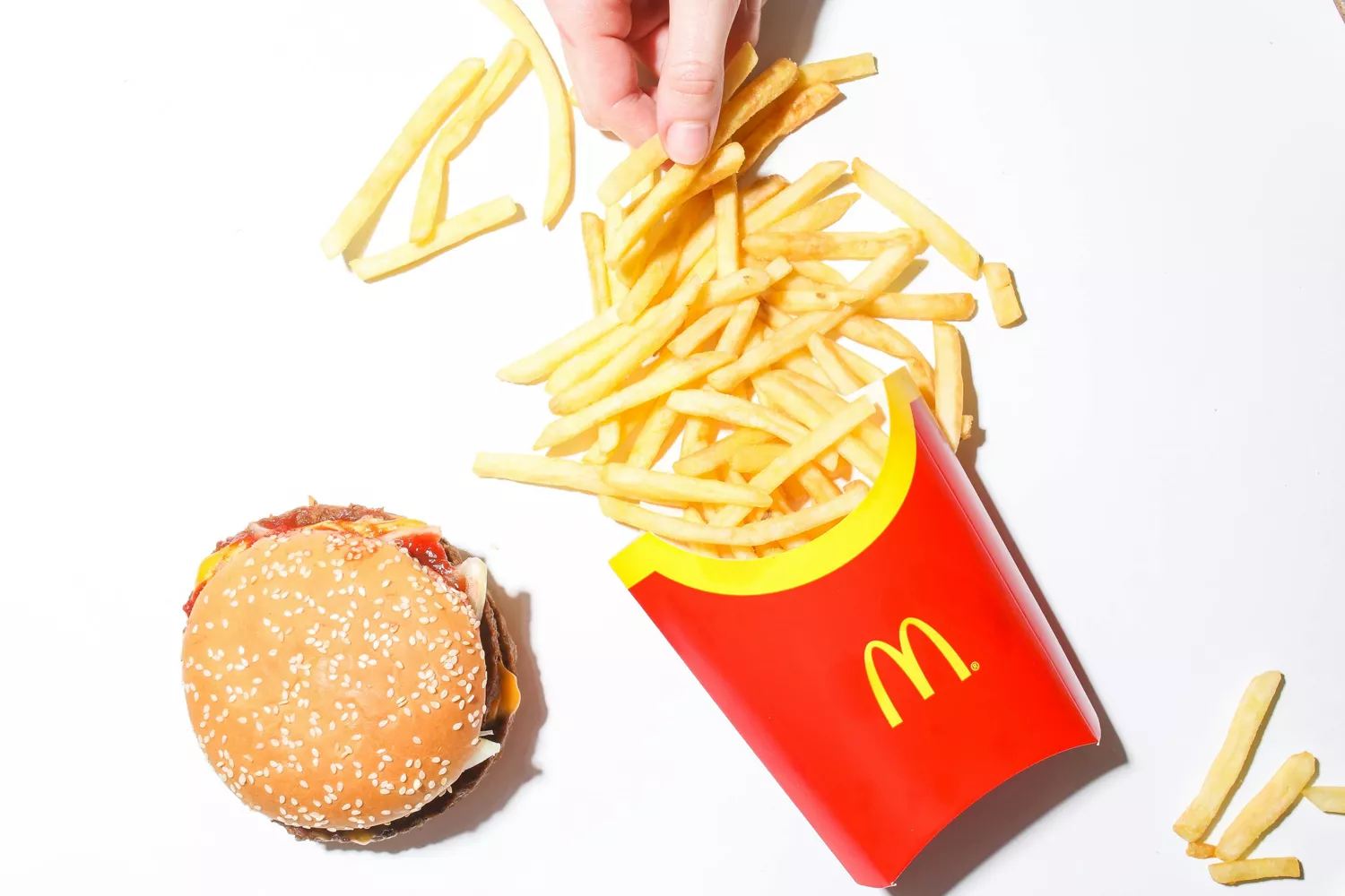 Una hamburguesa y unas patatas de McDonald's / PEXELS Una hamburguesa y unas patatas de McDonald's / PEXELS