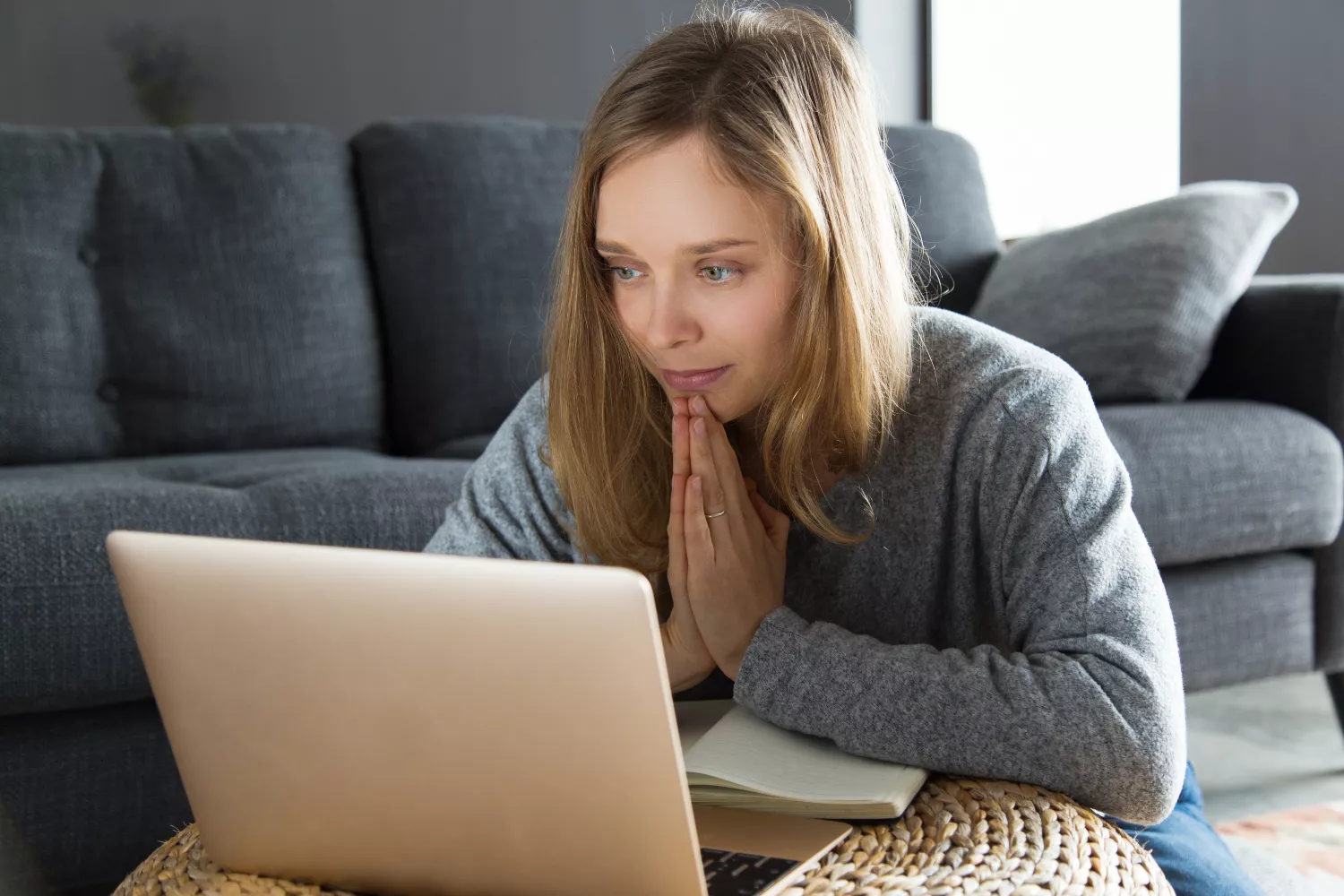 Una chica hace una compra online sin saber las desventajas / FREEPIK - @katemangostar