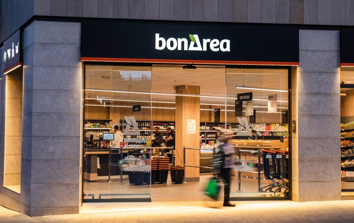 Una persona saliendo de un supermercado BonÀrea / BONÀREA