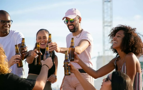 Un grupo de amigos pasando tiempo de calidad en persona / PEXELS Un grupo de amigos pasando tiempo de calidad en persona / PEXELS