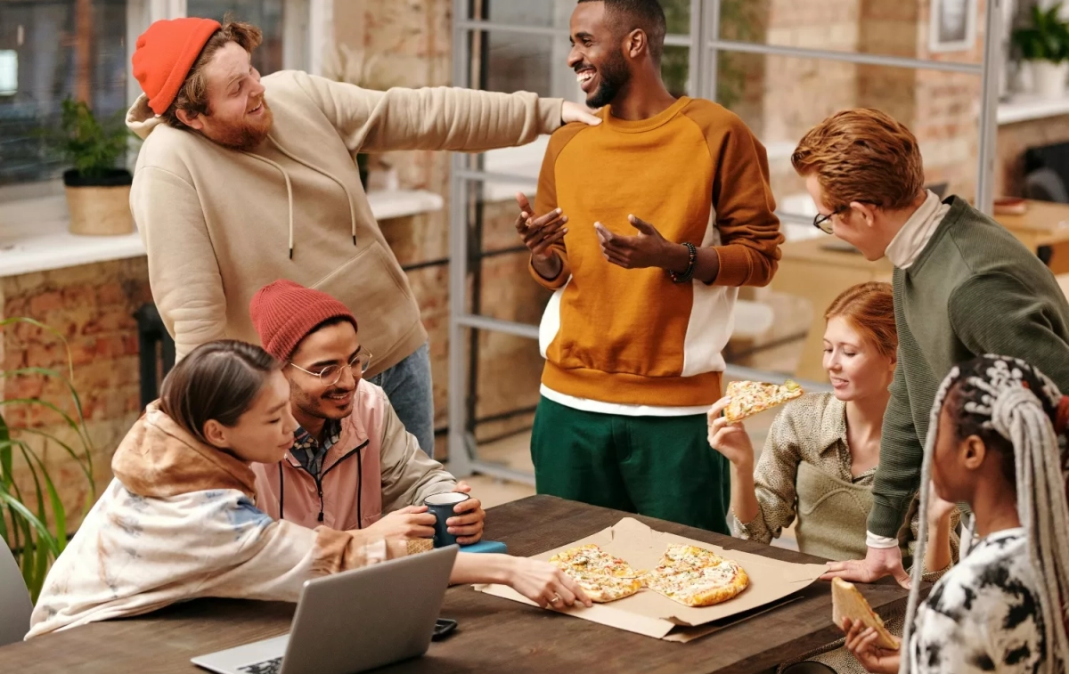 Varios amigos quedan para comer pizza / PEXELS