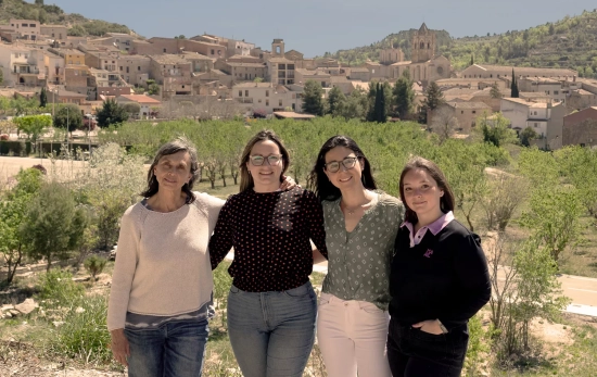Las protagonistas del Calendario de la España Vacía con el pueblo Vallbona de les Monges de fondo GRUPO DRIVER Las protagonistas del Calendario de la España Vacía con el pueblo Vallbona de les Monges de fondo GRUPO DRIVER