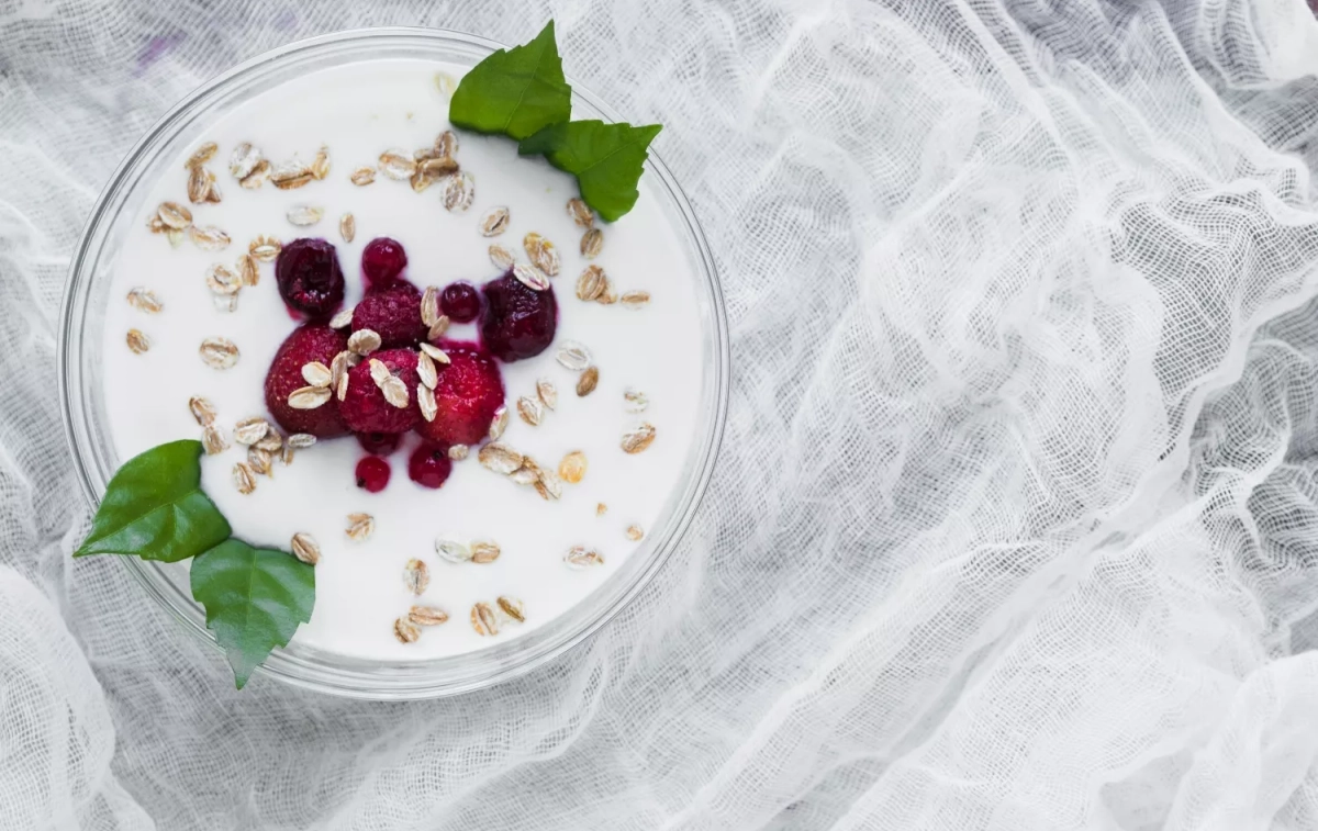 Un bol de queso fresco batido con frutas / FREEPIK