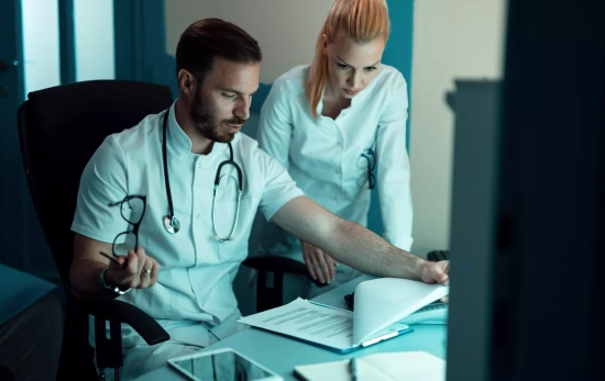 Dos doctores consultan las listas de espera en los hospitales madrileños / FREEPIK - @Drazen Zigic