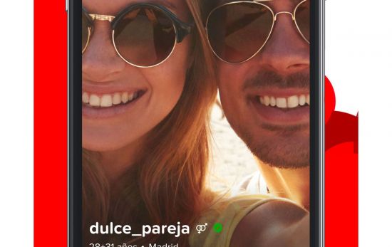 La foto de una pareja en una aplicación de poliamor / JOYCE La foto de una pareja en una aplicación de poliamor / JOYCE