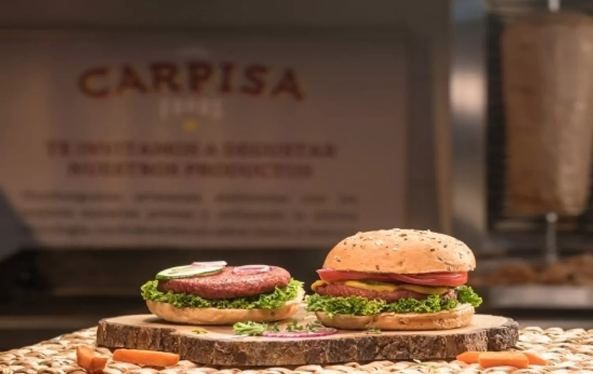 Hamburguesas tipo Whopper con el logo de Carpisa al fondo / CARPISA FOOD - EPS Hamburguesas tipo Whopper con el logo de Carpisa al fondo / CARPISA FOOD - EPS