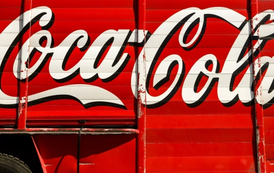 Un anuncio de Coca Cola donde prima el color rojo UNSPLASH Un anuncio de Coca Cola donde prima el color rojo UNSPLASH