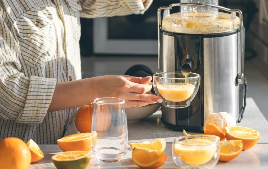 Una persona se hace zumo de naranja en casa / FREEPIK Una persona se hace zumo de naranja en casa / FREEPIK