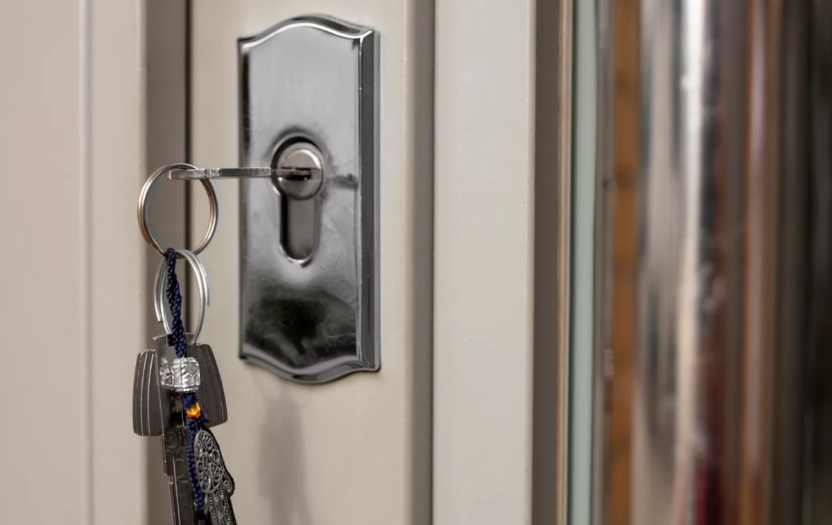 La puerta de una vivienda con un truco / FREEPIK La puerta de una vivienda con un truco / FREEPIK