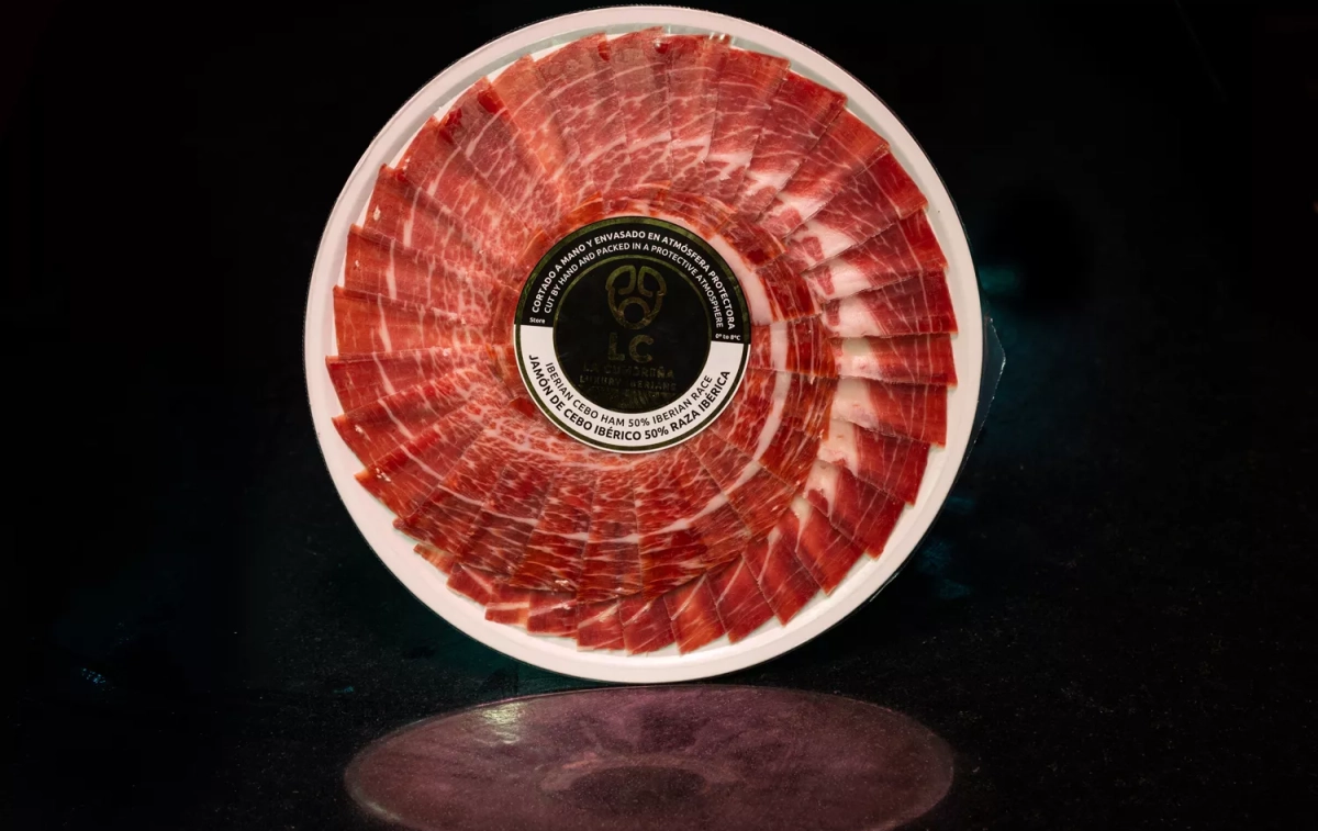El plato de jamón de cebo ibérico con base de cartón / DEHESA LAS CUMBRES El plato de jamón de cebo ibérico con base de cartón / DEHESA LAS CUMBRES