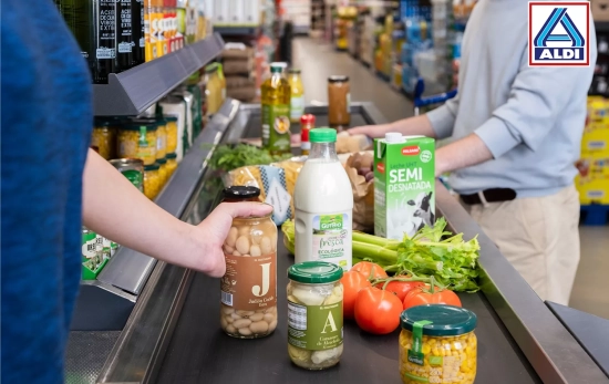 La compra de un cliente de productos de marca blanca de Aldi / ALDI La compra de un cliente de productos de marca blanca de Aldi / ALDI