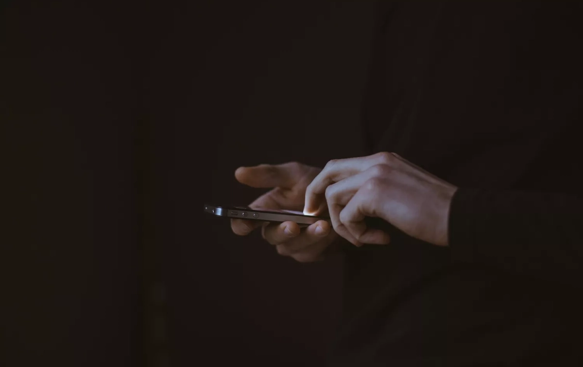 Un hombre revisa su móvil / UNSPLASH Un hombre revisa su móvil / UNSPLASH