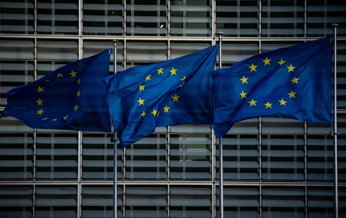 Banderas de la UE en la sede de la Comisión Europea en Bruselas / EP Banderas de la UE en la sede de la Comisión Europea en Bruselas / EP