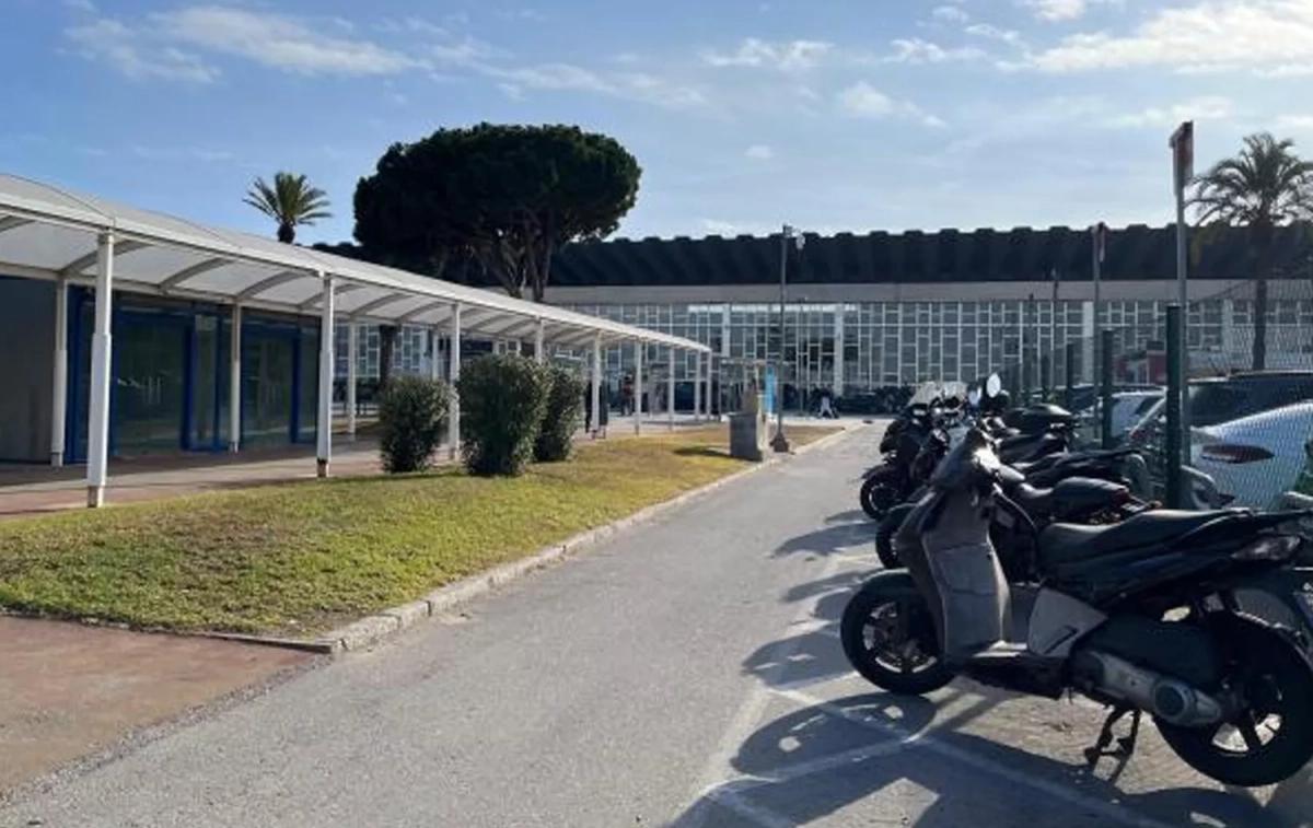 Zona para motos del Aeropuerto de Barcelona / AENA Zona para motos del Aeropuerto de Barcelona / AENA