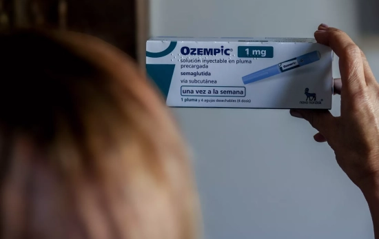 Una persona sostiene una caja de Ozempic / EP Una persona sostiene una caja de Ozempic / EP