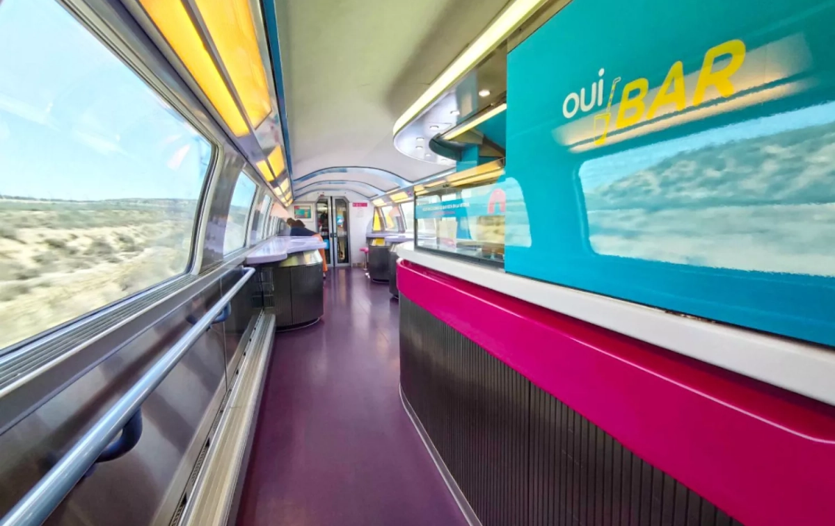 La cafetería de un tren de Ouigo / OUIGO La cafetería de un tren de Ouigo / OUIGO