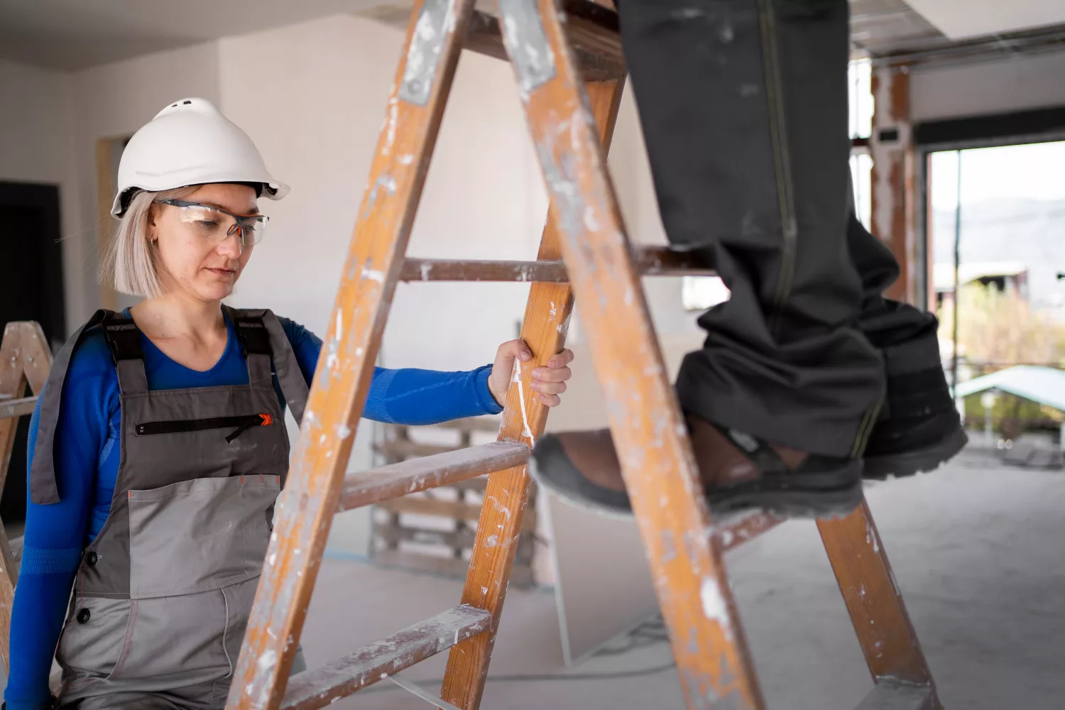Dos profesionales acondicionan una vivienda / FREEPIK Dos profesionales acondicionan una vivienda / FREEPIK