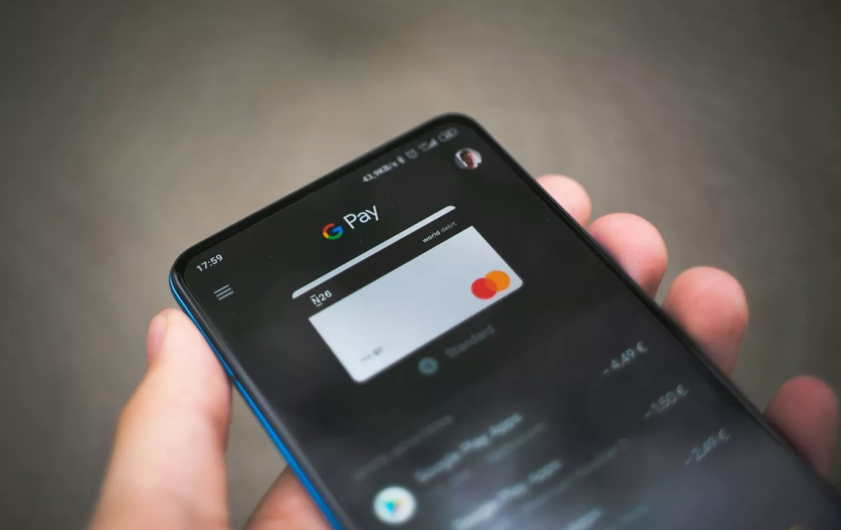 Una persona realiza un pago con el teléfono móvil / UNSPLASH
