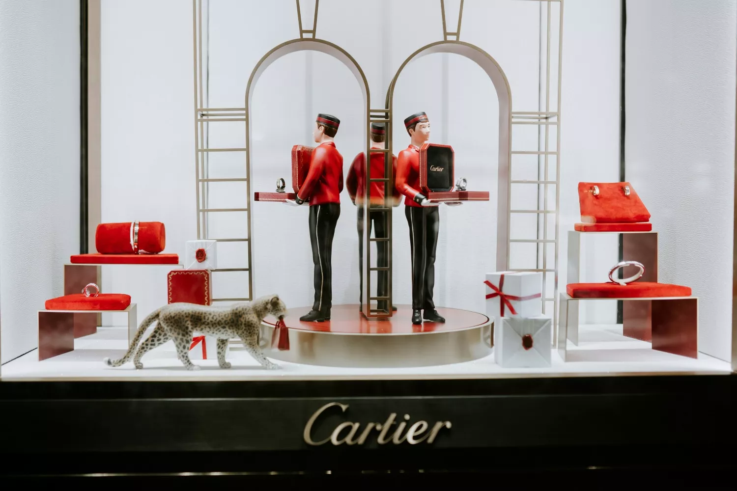 Uma montra Cartier com brincos / UNSPLASH