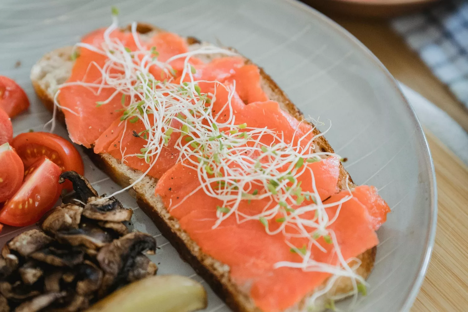 Unas tostadas de salmón / PEXELS