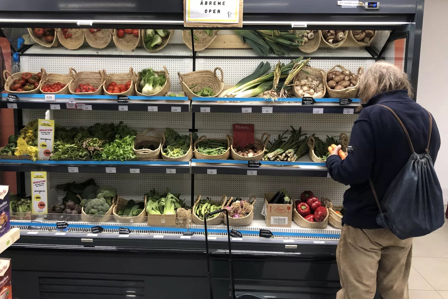 Una persona hace la compra en Foodcoop, el único supermercado cooperativista y participativo de Barcelona TEO CAMINO
