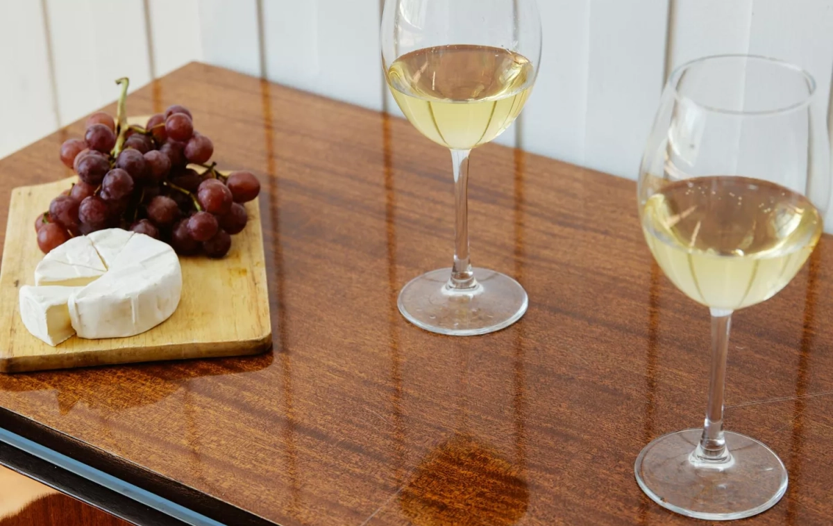 Dos copas de vino blanco / PEXELS Dos copas de vino blanco / PEXELS