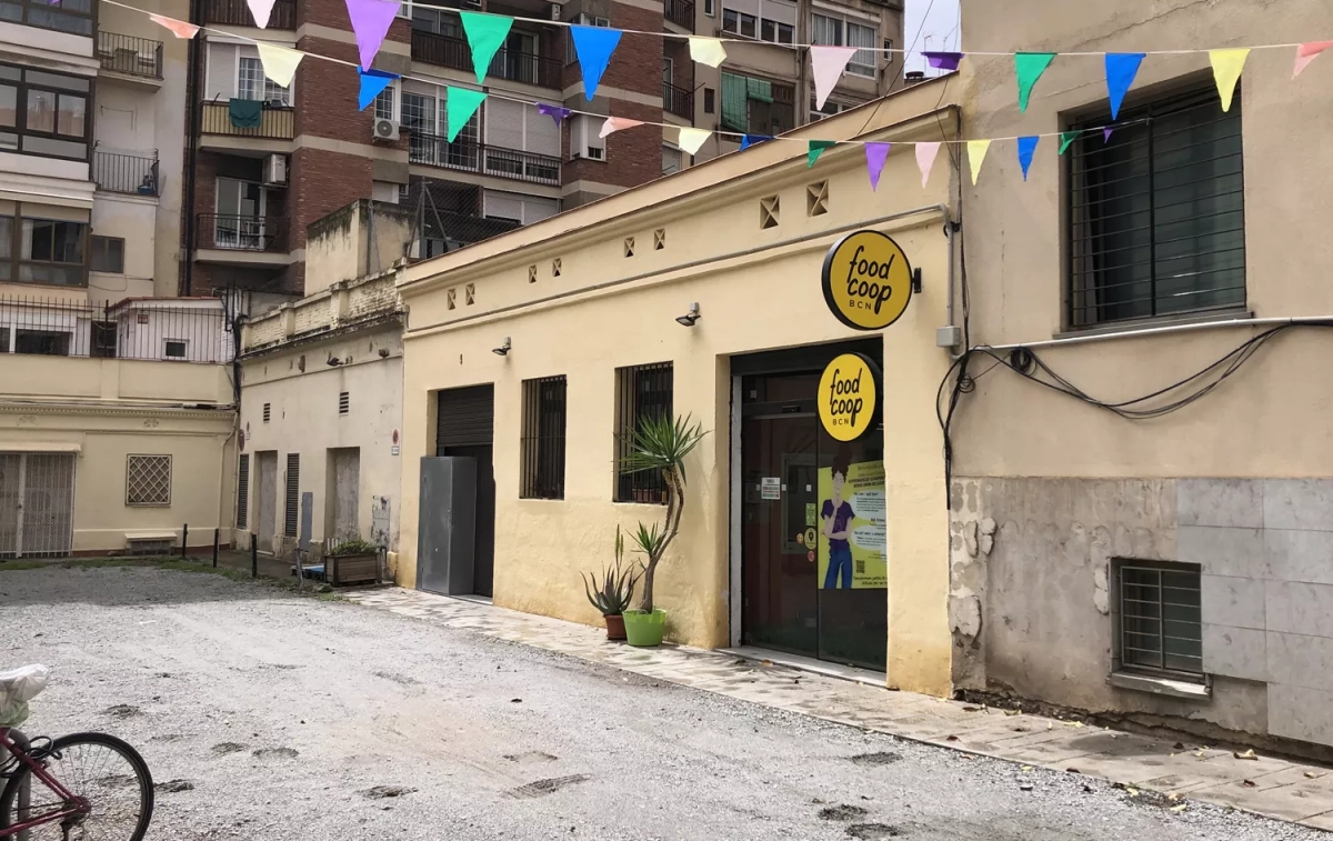 La puerta de entrada a Foodcoop Bcn en el Pasaje de Aragón número 9 / TC