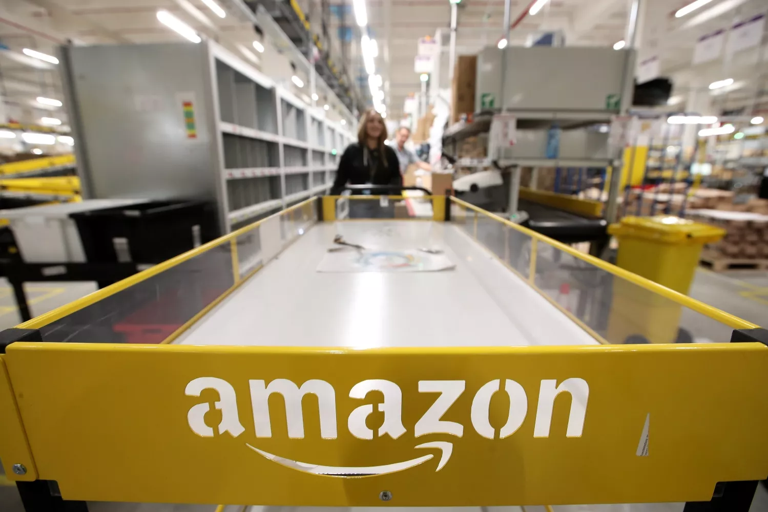 Un empleado que trabaja en Amazon, la multinacional que tiene un problema recurrente sin solución a la vista / EFE Un empleado que trabaja en Amazon, la multinacional que tiene un problema recurrente sin solución a la vista / EFE