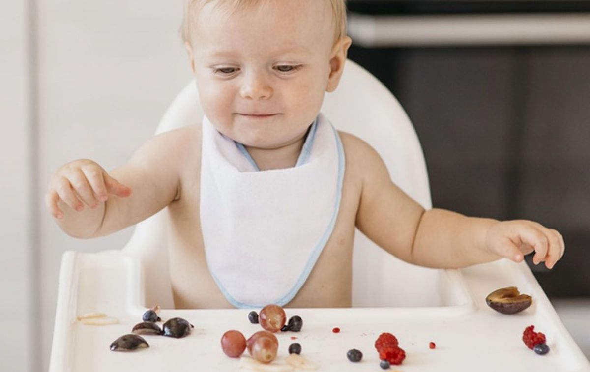 Un bebé comiendo según el método Baby Led Weaning (BLW) / FREEPIK