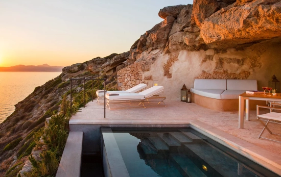 Una de las habitaciones del hotel Cap Rocat, en Mallorca, que tiene dos llaves Michelin / CAP ROCAT Una de las habitaciones del hotel Cap Rocat, en Mallorca, que tiene dos llaves Michelin / CAP ROCAT