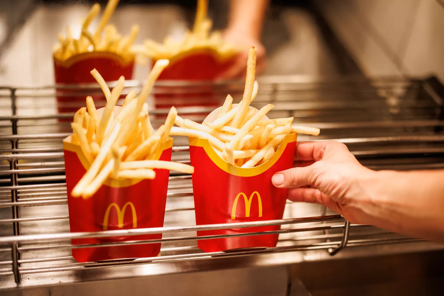 Um trabalhador da McDonald's deixa uma caixa de batatas fritas / Matthias Balk - DPA