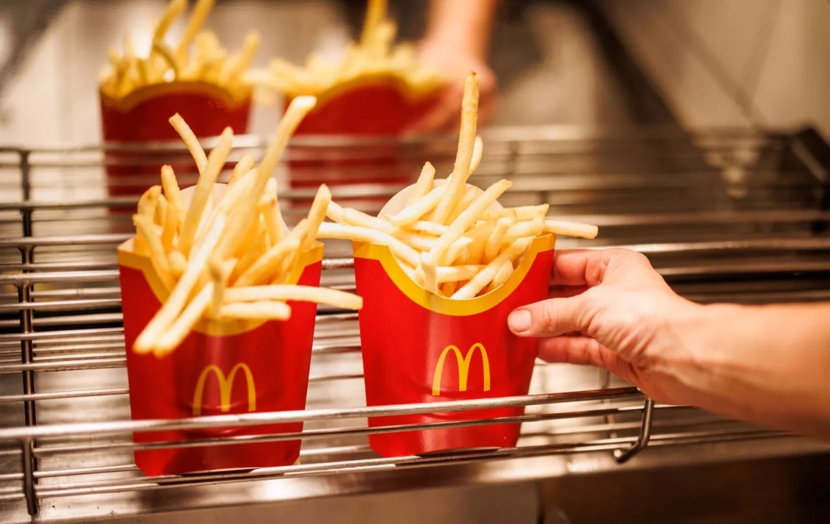 Un trabajador de McDonald's deja una caja de patatas fritas / Matthias Balk - DPA Un trabajador de McDonald's deja una caja de patatas fritas / Matthias Balk - DPA