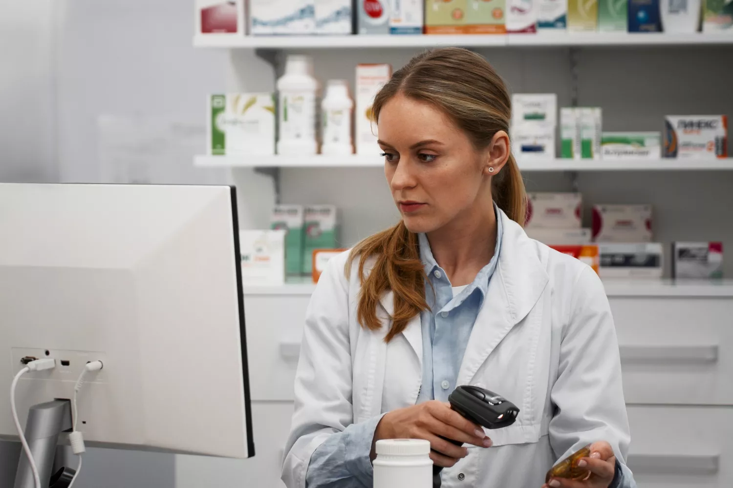 Una farmacéutica comprueba la disponibilidad de un medicamento en su almacén/ FREEPIK