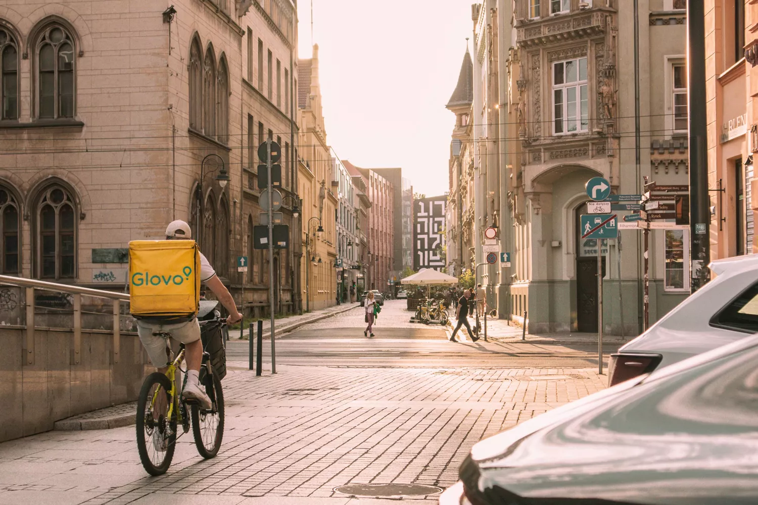 Un repartidor de Glovo en bicicleta / PEXELS