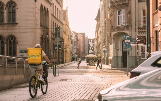 Un repartidor de Glovo en bicicleta / PEXELS Un repartidor de Glovo en bicicleta / PEXELS
