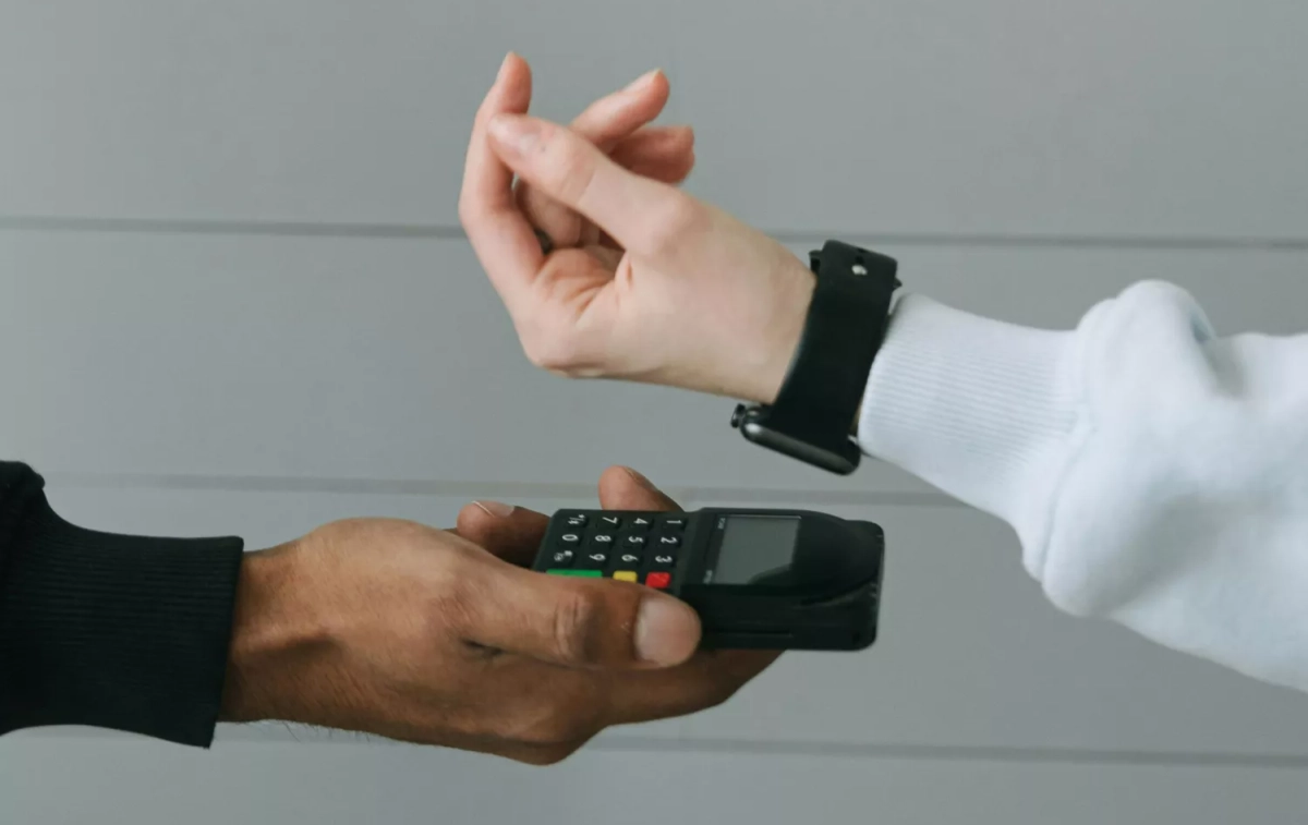 Una persona paga con su reloj / PEXELS Una persona paga con su reloj / PEXELS