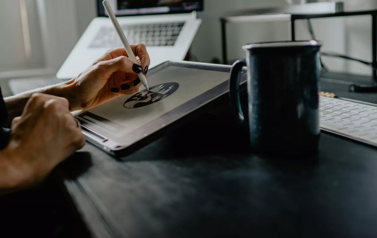 Una persona que se dedica al diseño gráfico / UNSPLASH Una persona que se dedica al diseño gráfico / UNSPLASH