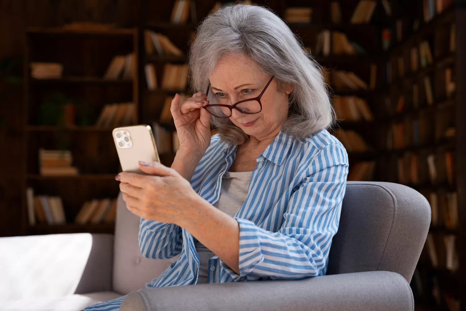 Una señora recibe un WhatsApp de unos delincuentes que perpetran la estafa de la nueva normativa/ FREEPIK