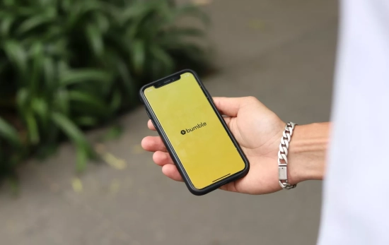 Una persona usa la aplicación de Bumble / UNSPLASH Una persona usa la aplicación de Bumble / UNSPLASH