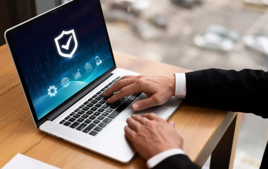 Un usuario activa un antivirus en su ordenador / FREEPIK