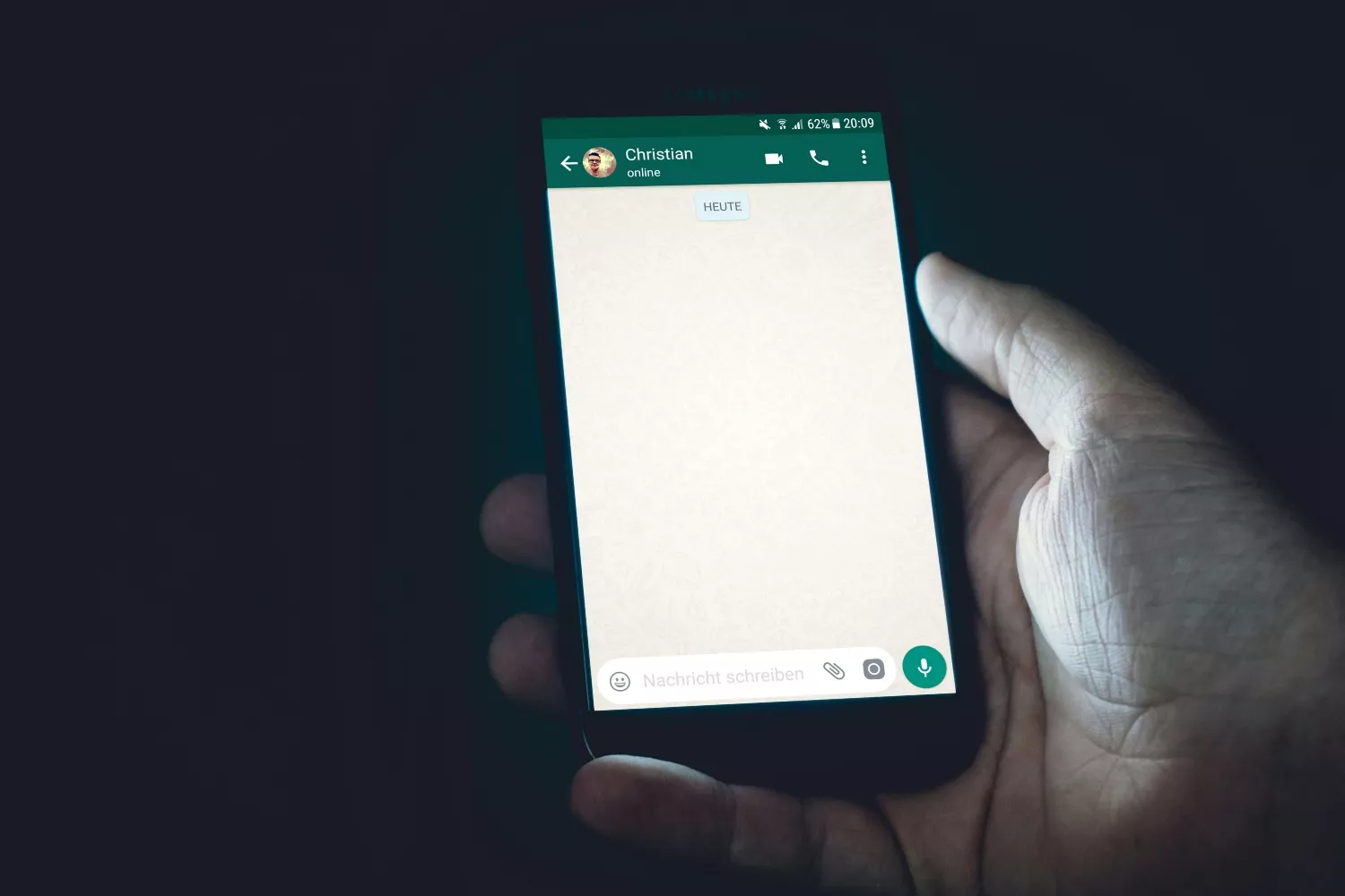 Una conversación de WhatsApp entre amigos en un móvil / EP Una conversación de WhatsApp entre amigos en un móvil / EP